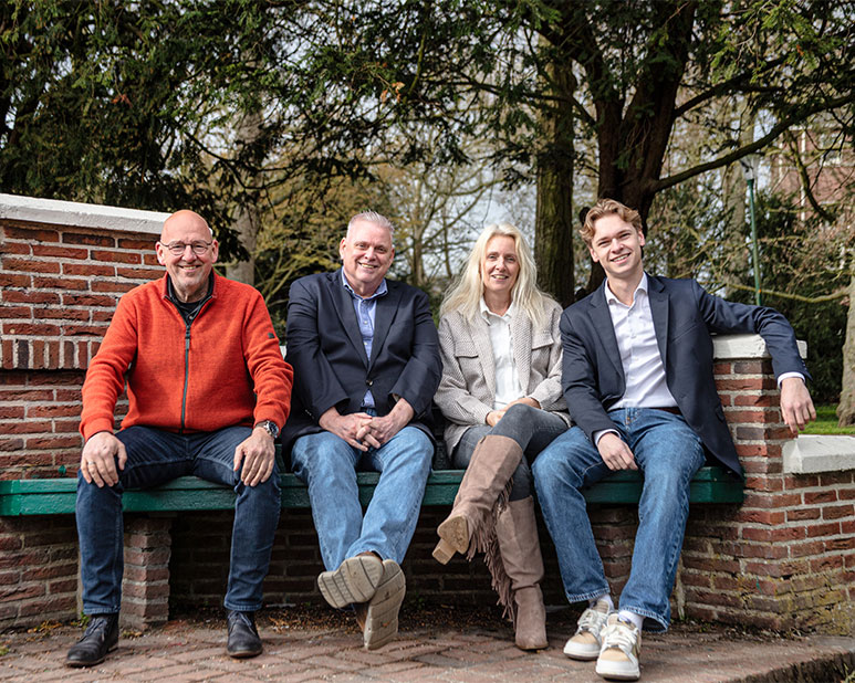 Houtman en team op de bank in een park