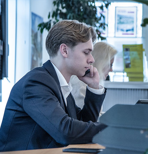 makelaar bellend aan het werk