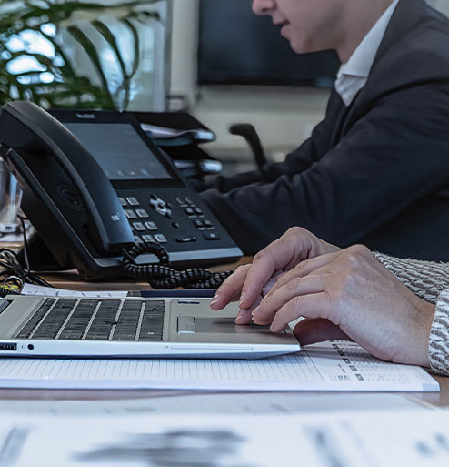 mensen aan het werk met laptop en telefoon
