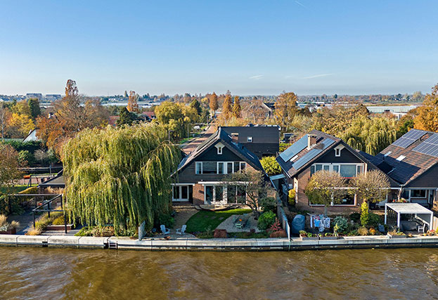 Vrijstaande woning met veel groen aan het water