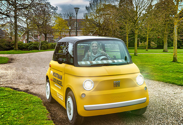 makelaar in gele auto in het park